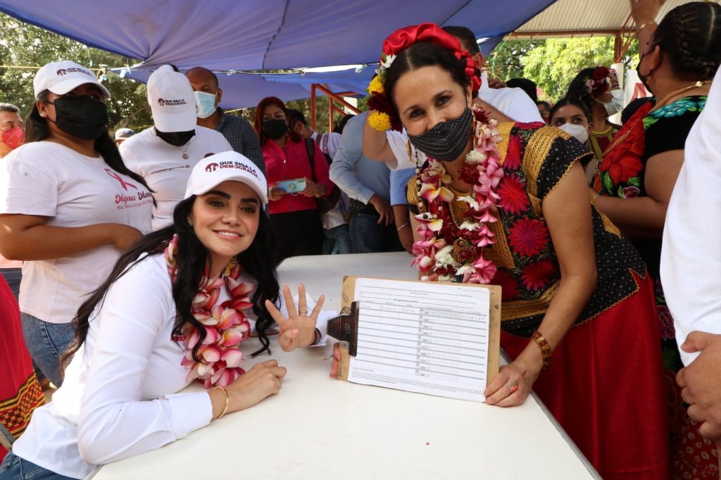 Ejerciendo su derecho ciudadano, senadora Susana Harp firmó en Oaxaca apoyo para ratificación de&nbsp;mandato
