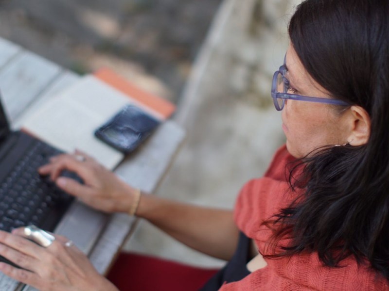 Se presentan en la Biblioteca Henestrosa el performance “Fondo ilegible” de Ana Franco Ortuño 